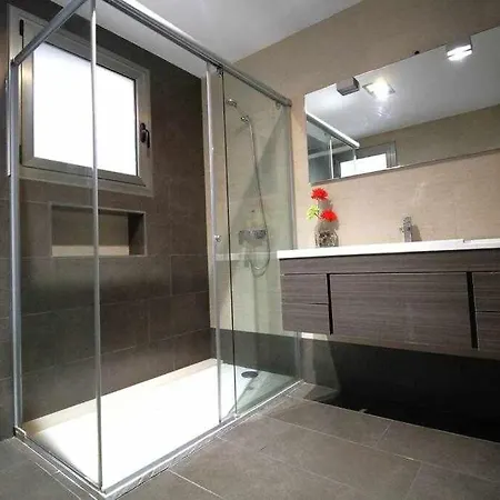Moderna Casa Con Piscina